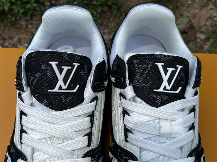 Black Trainer