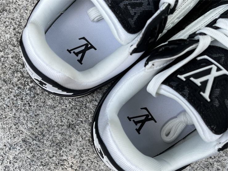 Black Trainer