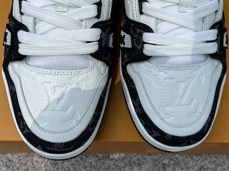Black Trainer