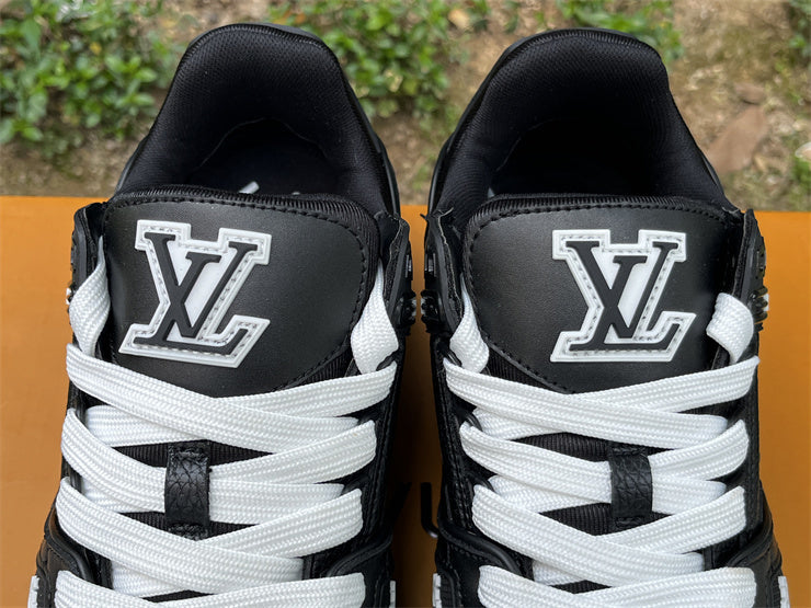 Black Trainer
