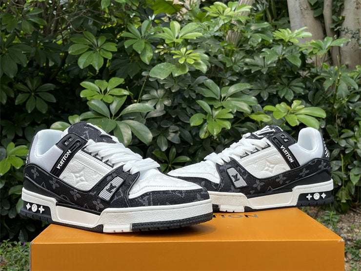 Black Trainer