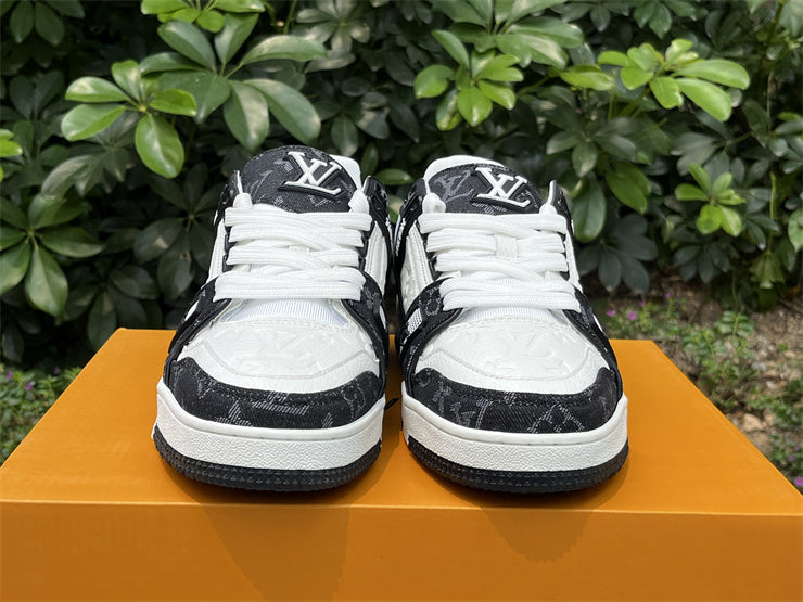 Black Trainer