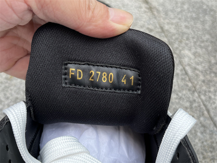 Black Trainer
