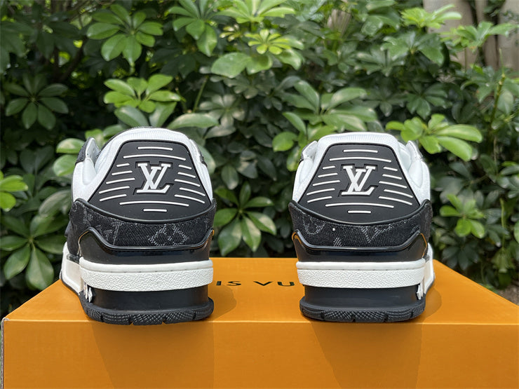 Black Trainer