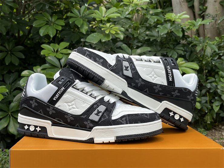 Black Trainer