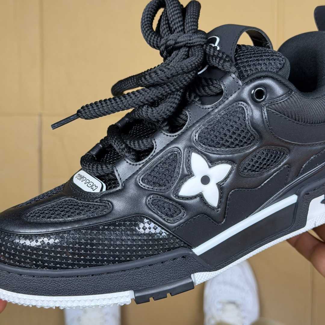 Black Skates (2)