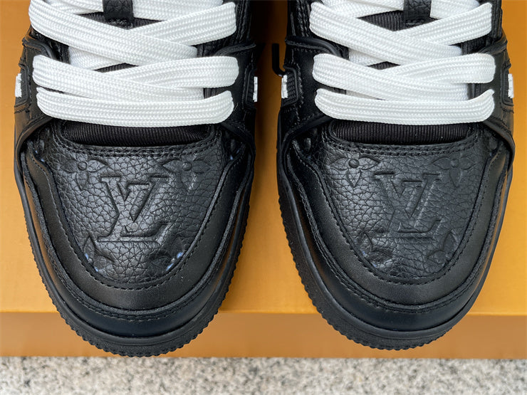 Black Trainer